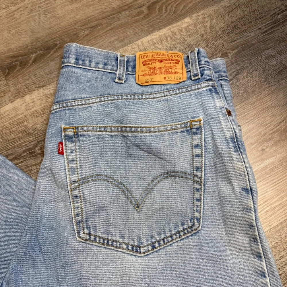 Vintage Levis 550 Relaxed Fit Tapered Leg Light Wash Jeans Mens 38x29 Distressed